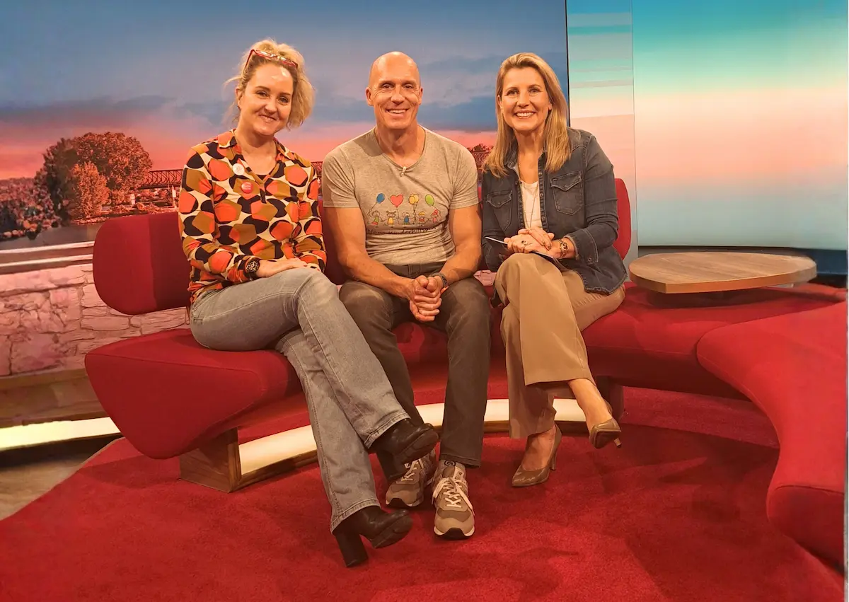 Stefan Rhein mit Sonja Ruster auf dem Sofa der Landesschau SWR